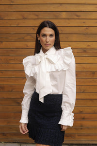 Camisa blanca con online lazo